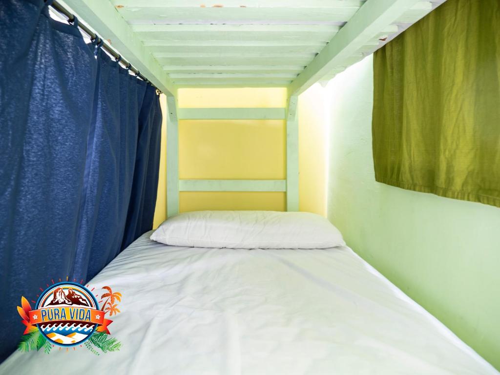 Номер (Кровать в общем 6-местном номере для мужчин и женщин) хостела Pura Vida Las Palmas, Лас-Пальмас-де-Гран-Канария