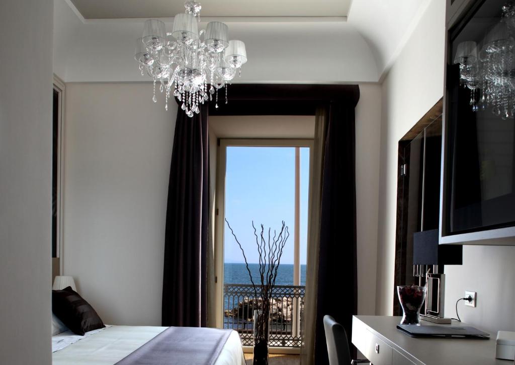 Двухместный (Двухместный номер с 1 кроватью или 2 отдельными кроватями и видом на море) отеля Partenope Relais, Неаполь