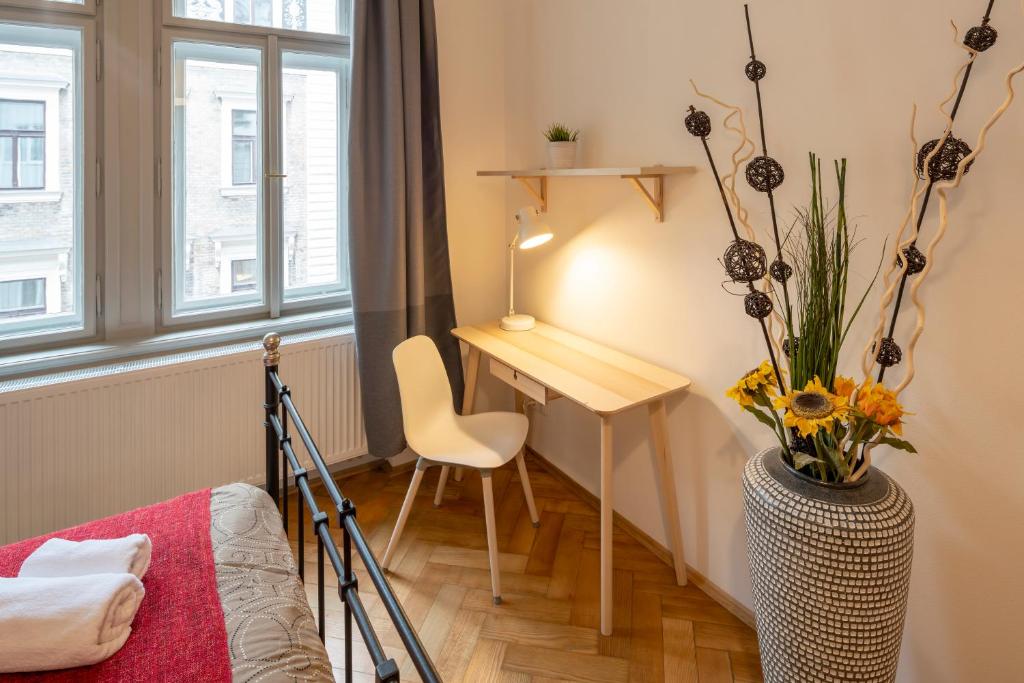 Апартаменты (Special offer: Studio Apartment with e-Scooters or Bike Tours), Old Town - Aparthotel Michalska