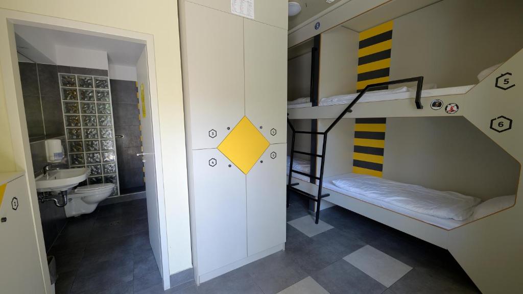 Номер (Кровать в общем 6-местном номере для мужчин и женщин) хостела The Hive Party Hostel Budapest, Будапешт