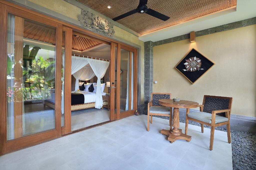 Сьюит (Лучшее предложение — Люкс с гидромассажной ванной) курортного отеля The Sankara Suites & Villas by Pramana, Убуд