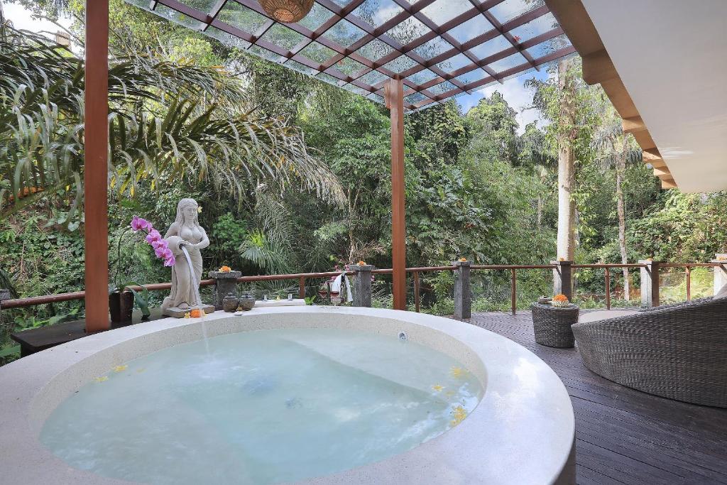 Сьюит (Королевский люкс со спа-ванной) курортного отеля The Sankara Suites & Villas by Pramana, Убуд