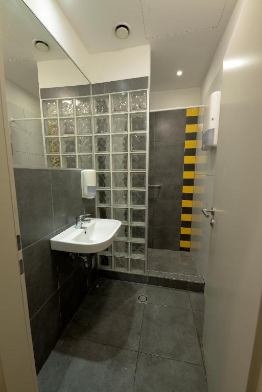 Трехместный (Отдельный номер с собственной ванной комнатой (для 8 взрослых)) хостела The Hive Party Hostel Budapest, Будапешт