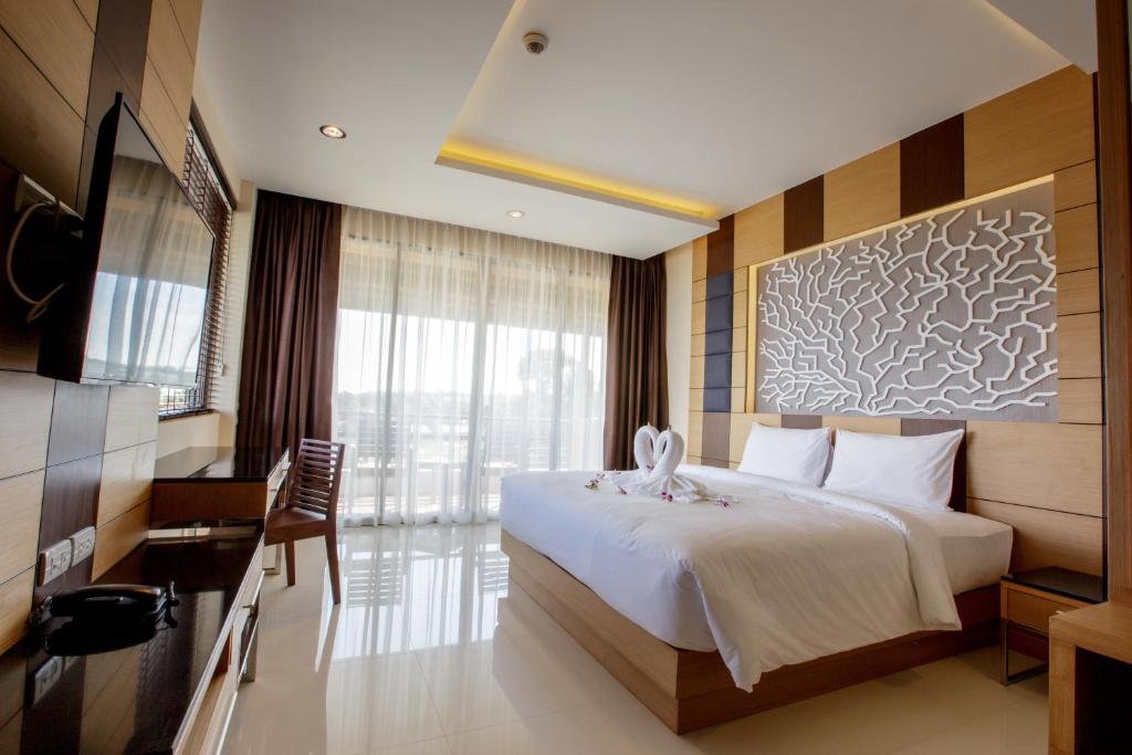 Двухместный (Двухместный номер Делюкс с 1 кроватью и балконом, вид на море) отеля Aqua Resort Phuket, Пхукет