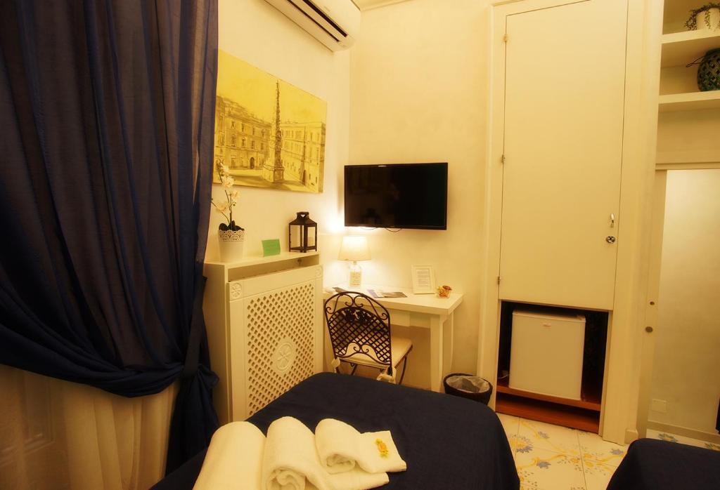 Двухместный (Двухместный номер с 1 кроватью или 2 отдельными кроватями и собственной ванной комнатой) отеля Le Vie Di Napoli B&B, Неаполь