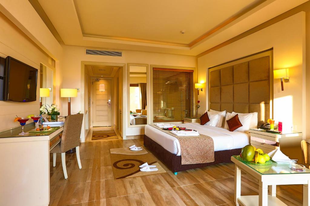 Двухместный (Двухместный номер Делюкс с 1 кроватью и видом на море) курортного отеля Charmillion Club Resort, Шарм-эль-Шейх