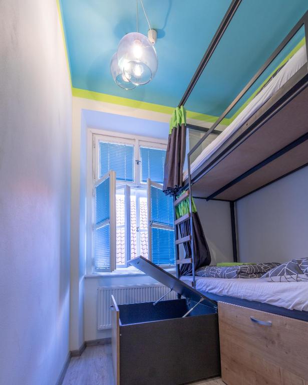 Номер (Кровать в общем 4-местном номере для мужчин и женщин) хостела The RoadHouse Prague, Прага