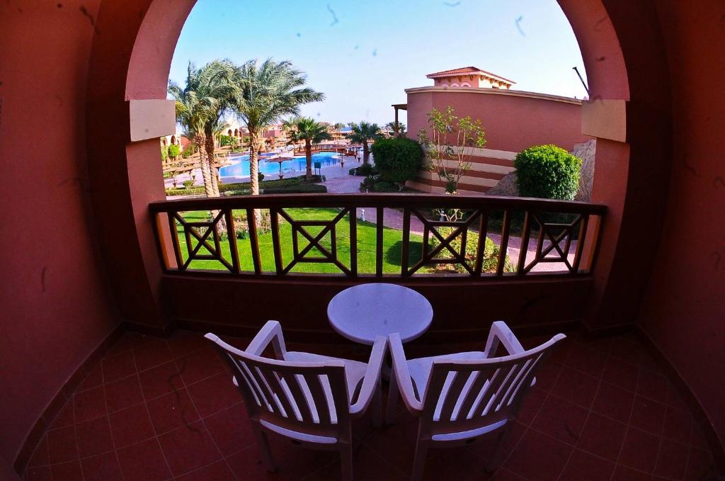 Трехместный (Специальное предложение - Трехместный номер с видом на бассейн - только для египтян и местных жителей) курортного отеля Charmillion Sea Life Resort, Шарм-эль-Шейх