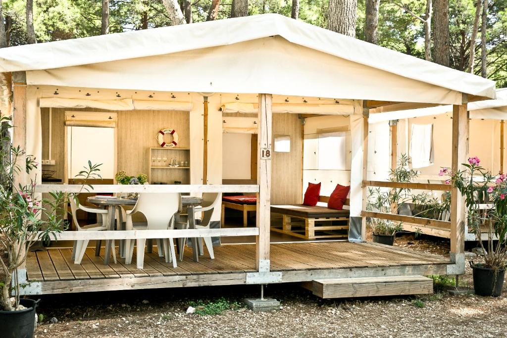 Номер (Классический шатер) парк-отеля Glamping Tents | Losinj | Camp Čikat, Лошинь