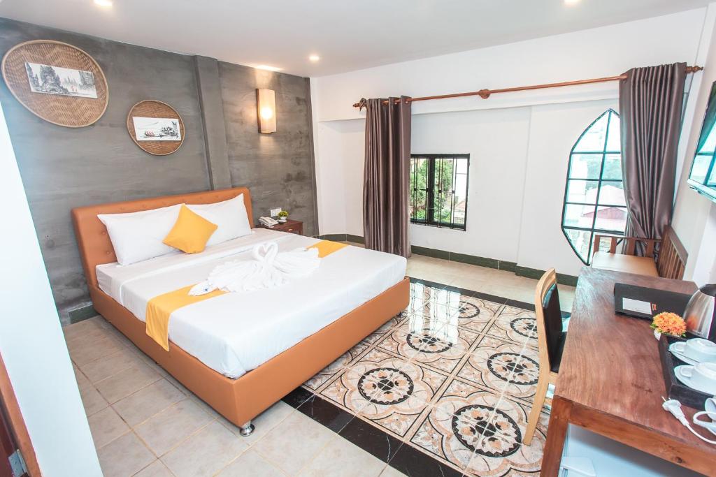 Двухместный (Улучшенный двухместный номер с 1 кроватью и видом на улицу) отеля Grand Elevation Hotel, Пномпень