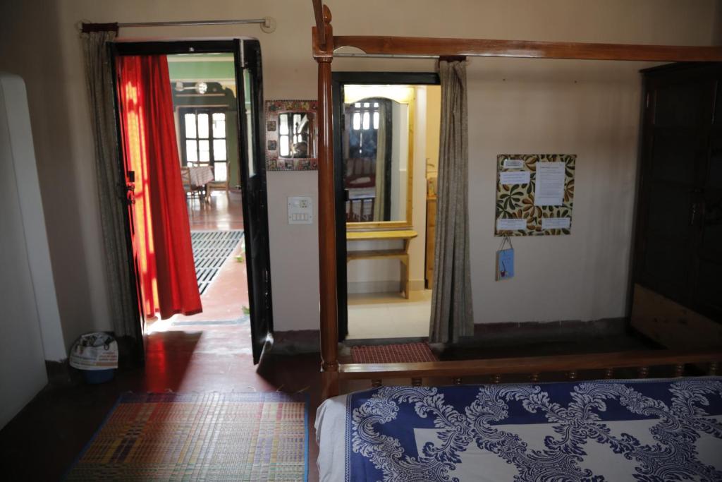 Двухместный (Двухместный номер с 1 кроватью и собственной ванной комнатой) семейного отеля Ram Bhawan Residency, Варанаси