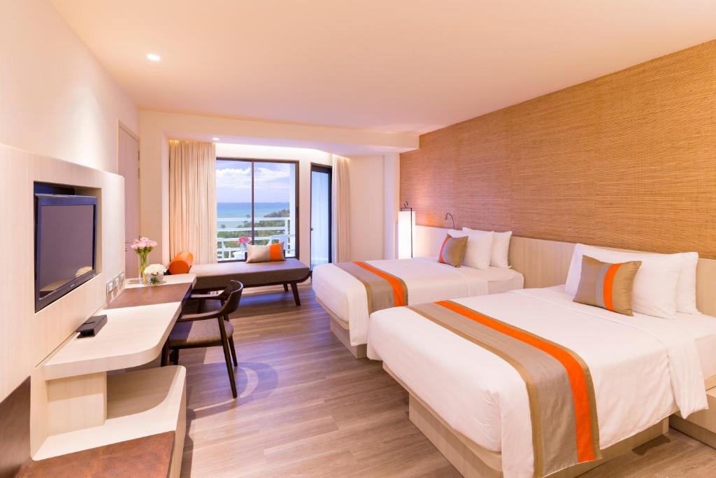 Трехместный (Двухместный номер Делюкс с 2 отдельными кроватями и частичным видом на море) отеля Pullman Pattaya G, Паттайя