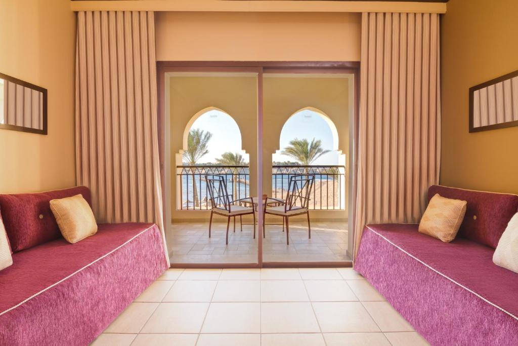 Двухместный (Улучшенный семейный номер с кроватью размера «queen-size» и видом на море - Ламайя) курортного отеля Jaz Lamaya Resort, Корая-Бэй