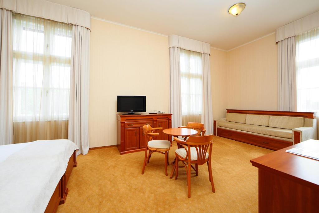 Двухместный (Двухместный номер «Премиум» с 1 кроватью и новогодним пакетом услуг) отеля Anna Grand Hotel Wine & Vital, Балатонфюред