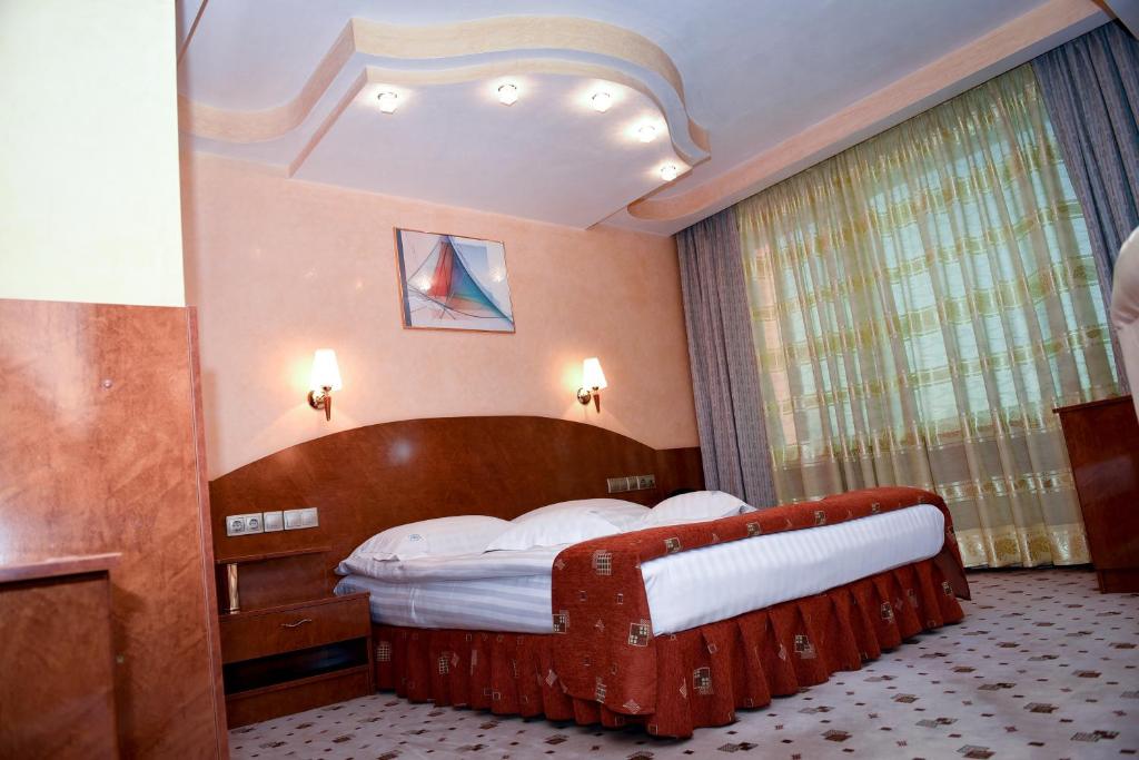 Двухместный (Улучшенный двухместный номер с 1 кроватью) отеля Hotel Carpati, Бая-Маре