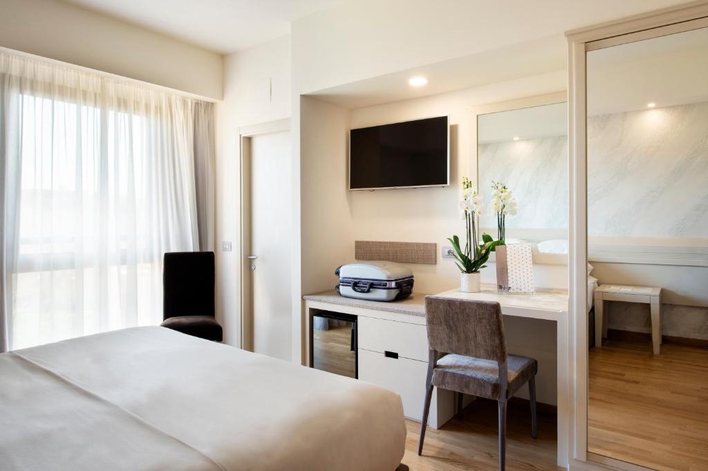 Двухместный (Стандартный двухместный номер с 1 кроватью или 2 отдельными кроватями) отеля Hotel Grifone Firenze, Флоренция
