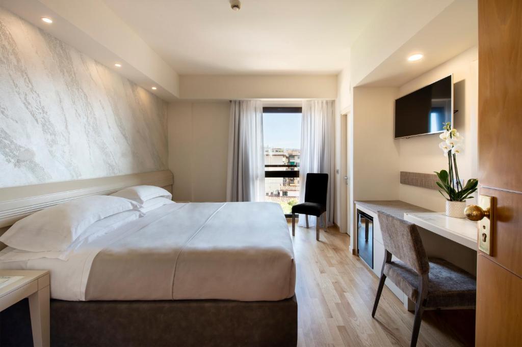 Двухместный (Улучшенный двухместный номер с 1 кроватью или 2 отдельными кроватями и доступом в спа-центр) отеля Hotel Grifone Firenze, Флоренция