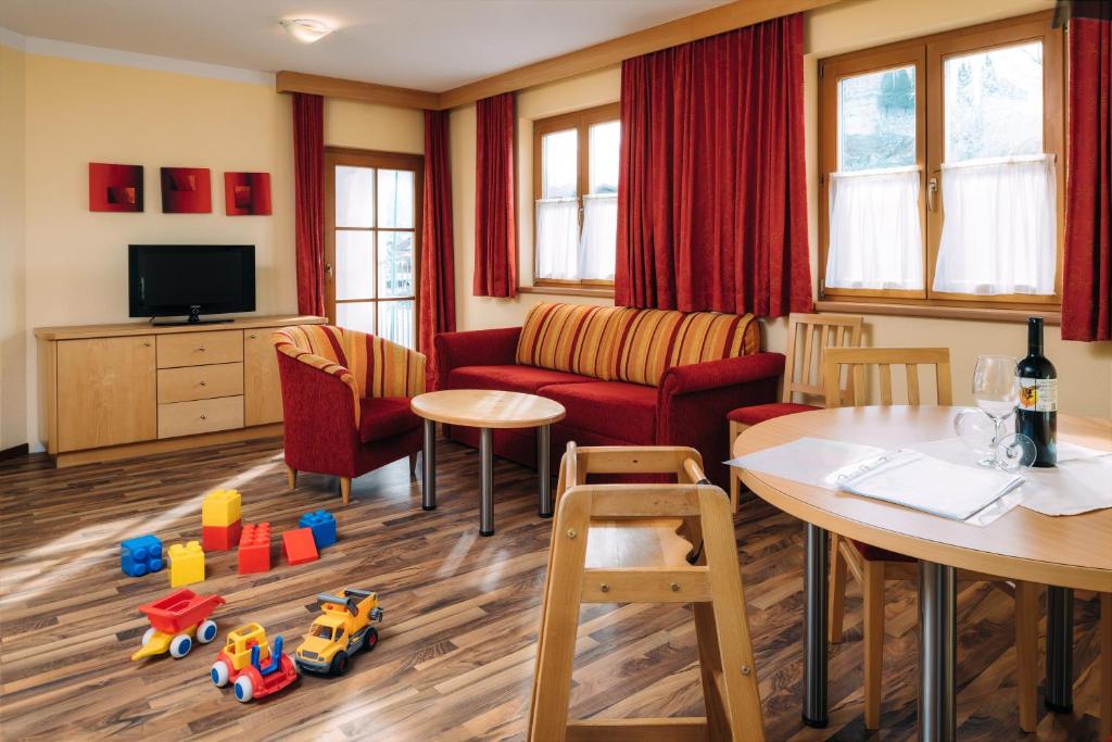 Сьюит (Семейный люкс (для 2 взрослых и 3 детей) F) отеля Kinderhotel Laderhof, Ладис