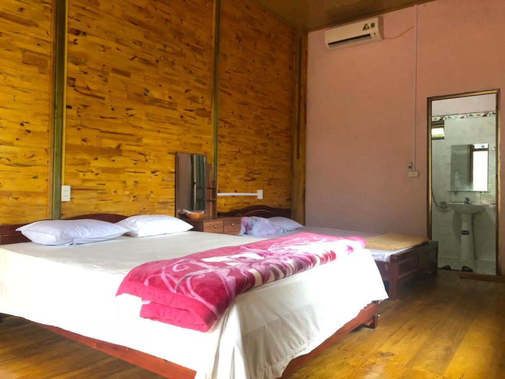 Двухместный (Стандартный номер с кроватью размера «king-size») семейного отеля Ba Be Lake View Homestay, Баккан