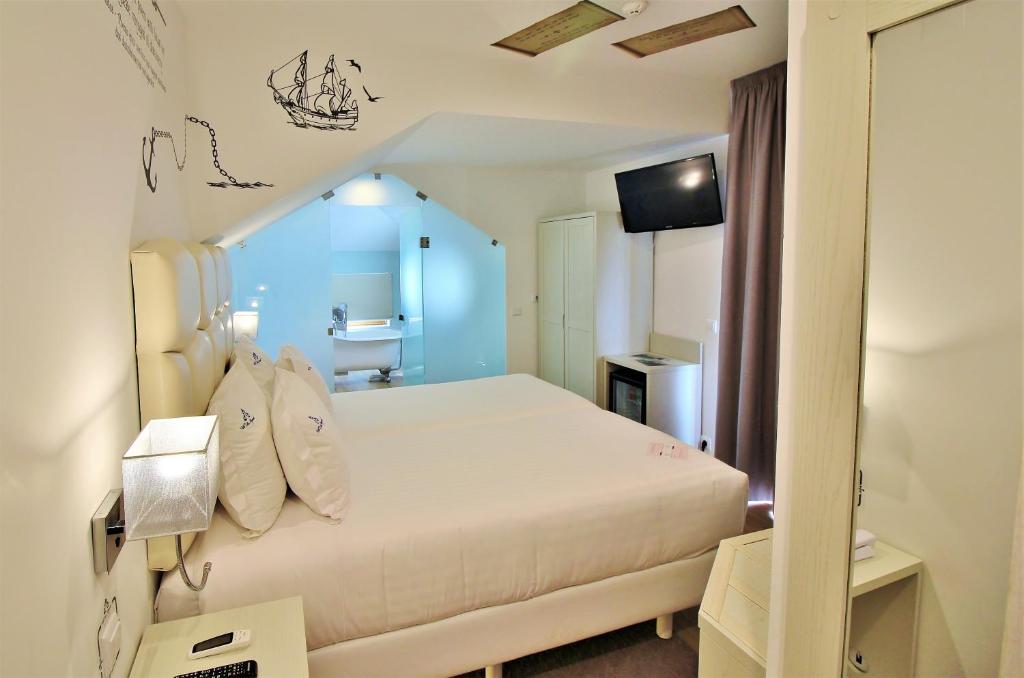Двухместный (Двухместный номер с 2 отдельными кроватями и ванной) отеля Villa Ana Margarida Hotel, Эрисейра