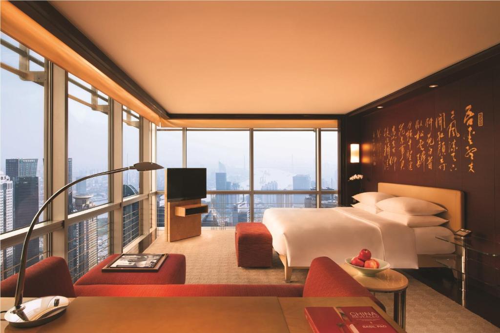 Двухместный (Клубный номер Делюкс с кроватью размера «king-size») отеля Grand Hyatt Shanghai, Шанхай