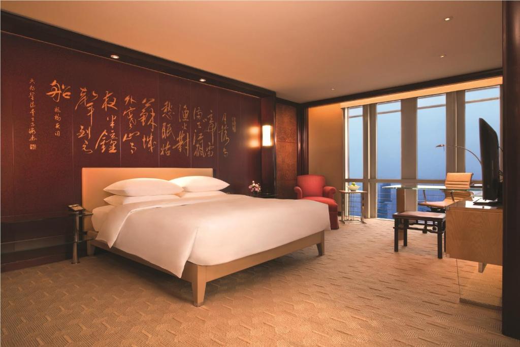 Двухместный (Клубный номер с кроватью размера «king-size») отеля Grand Hyatt Shanghai, Шанхай