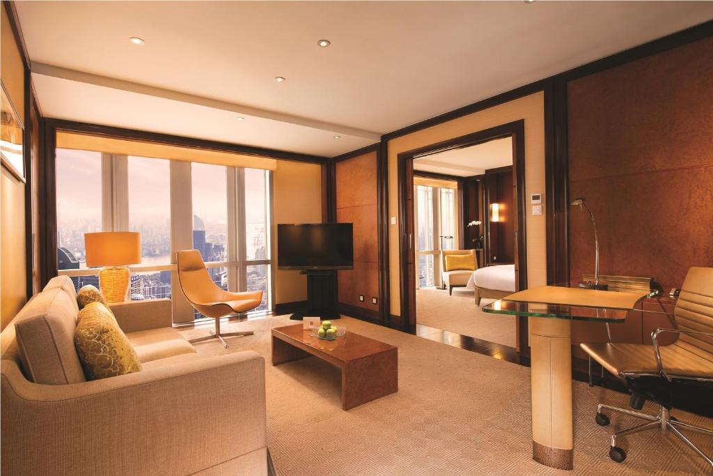 Сьюит (Люкс с кроватью размера «king-size») отеля Grand Hyatt Shanghai, Шанхай