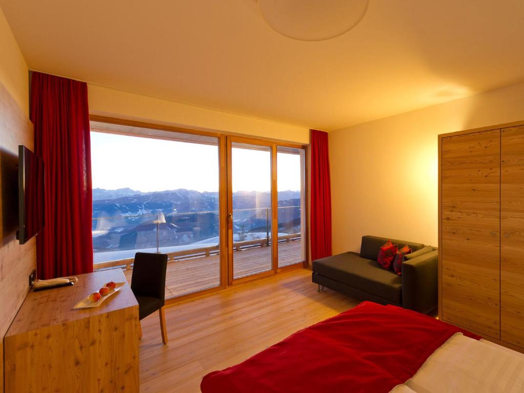 Двухместный (Двухместный номер с 1 кроватью или 2 отдельными кроватями, вид на горы) отеля Alpinhotel Pacheiner, Треффен