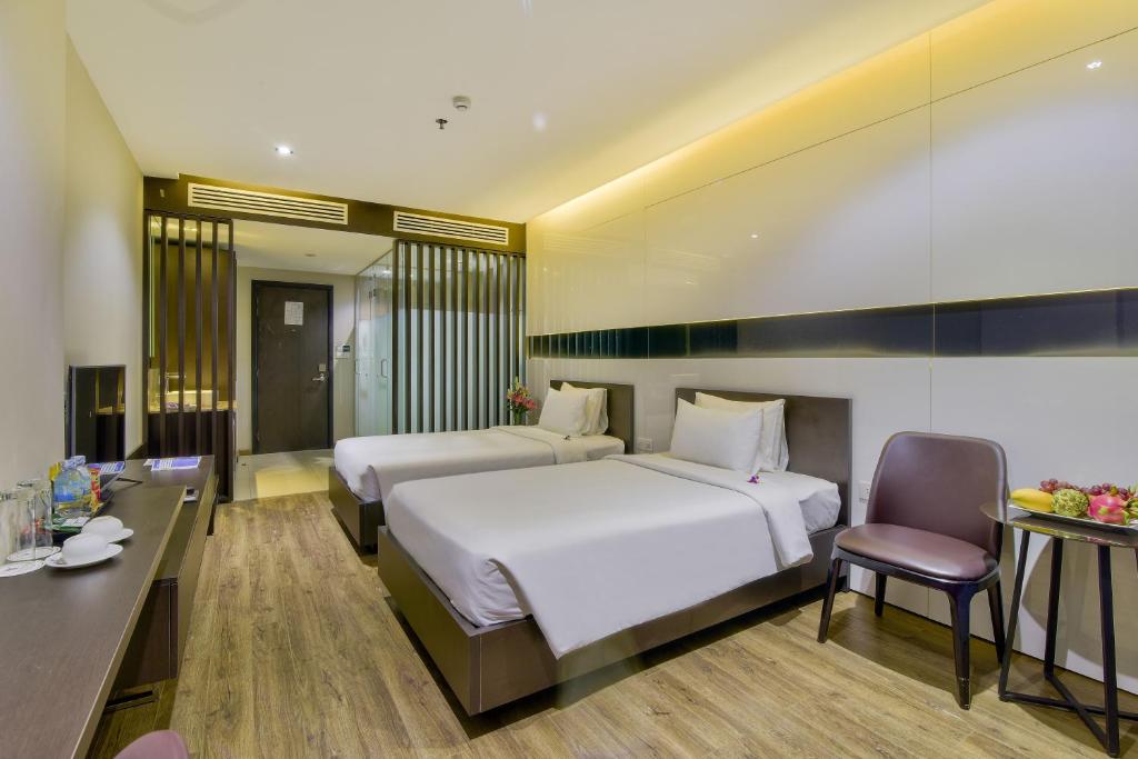 Двухместный (Улучшенный двухместный номер с 1 кроватью или 2 отдельными кроватями и балконом) отеля Poseidon Nha Trang, Нячанг
