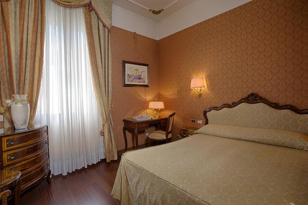 Двухместный (Двухместный номер Делюкс с 1 кроватью и частичным видом на канал) отеля Locanda Vivaldi, Венеция