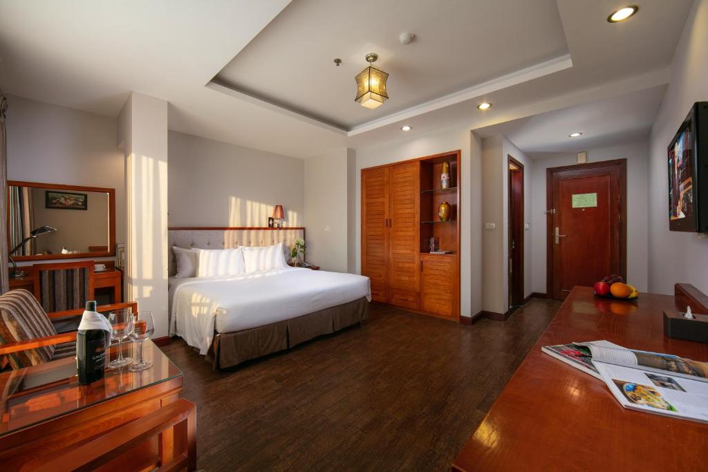 Сьюит (Представительский номер с кроватью размера «king-size») отеля Hanoi Sen 2 Hotel, Ханой