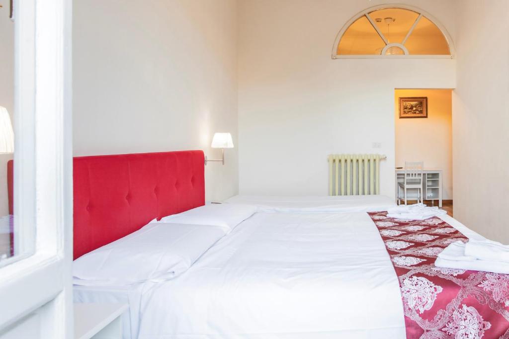 Двухместный (Улучшенный двухместный номер с 1 кроватью или 2 отдельными кроватями) отеля Hotel Piccadilly, Флоренция