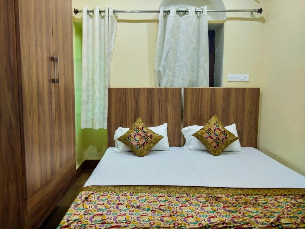 Двухместный (Budget Nomad Room - Non river view (Darshan Assistance for Kashi Vishwanath Temple Available)), Palace On Steps