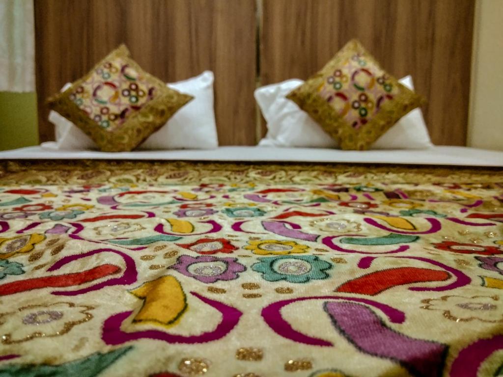 Двухместный (Budget Nomad Room - Non river view (Darshan Assistance for Kashi Vishwanath Temple Available)), Palace On Steps