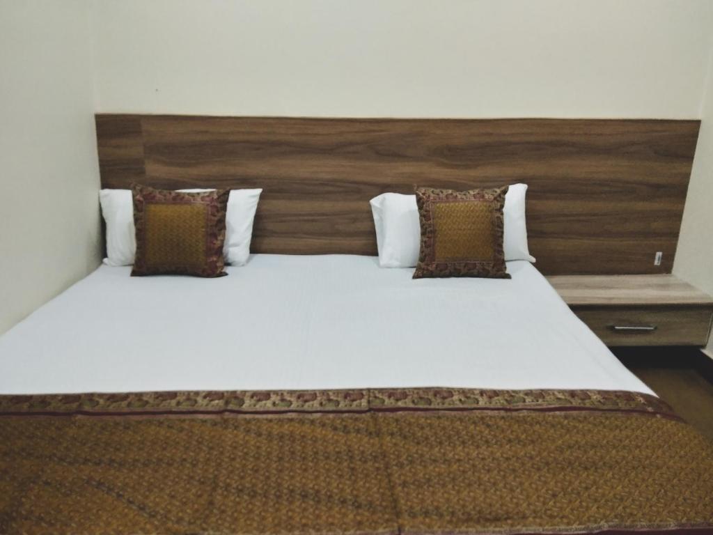 Двухместный (Budget Nomad Room - Non river view (Darshan Assistance for Kashi Vishwanath Temple Available)), Palace On Steps