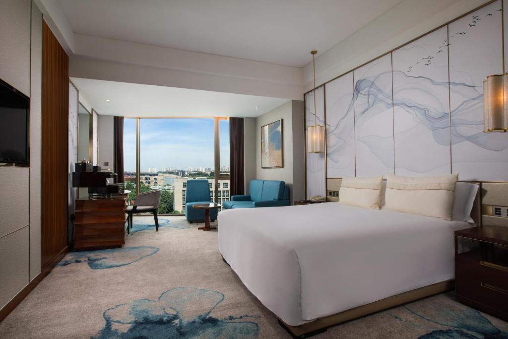 Двухместный (Deluxe Room- Xi Le Package) отеля Grand Millennium Shanghai HongQiao, Шанхай