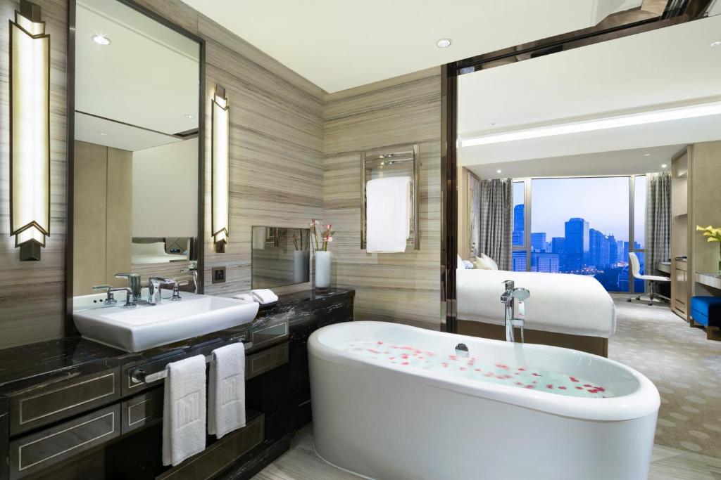 Двухместный (Номер «Премьер») отеля Grand Millennium Shanghai HongQiao, Шанхай