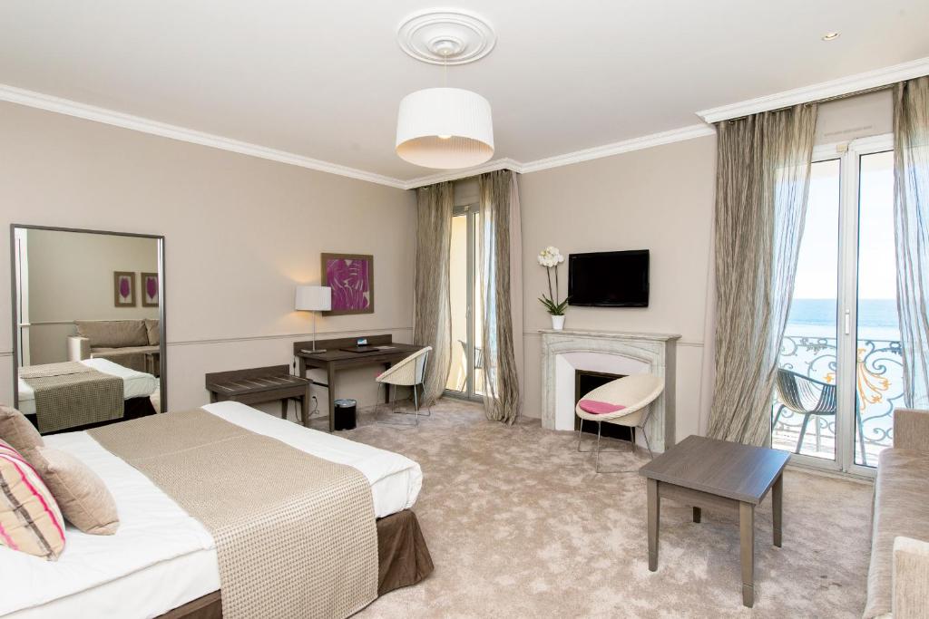 Двухместный (Двухместный номер Делюкс с 1 кроватью или 2 отдельными кроватями и видом на море) отеля Hôtel Le Royal Promenade des Anglais, Ницца