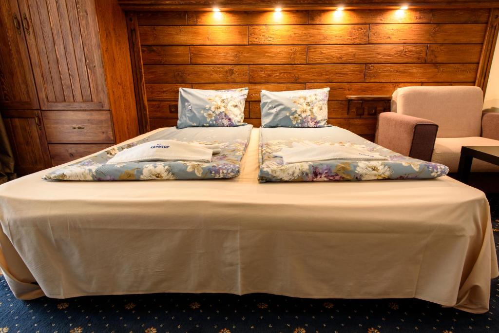 Двухместный (Двухместный номер с 1 двуспальной или 2 отдельными кроватями - Бесплатное посещение спа-салона) отеля Kap House Family Hotel, Банско