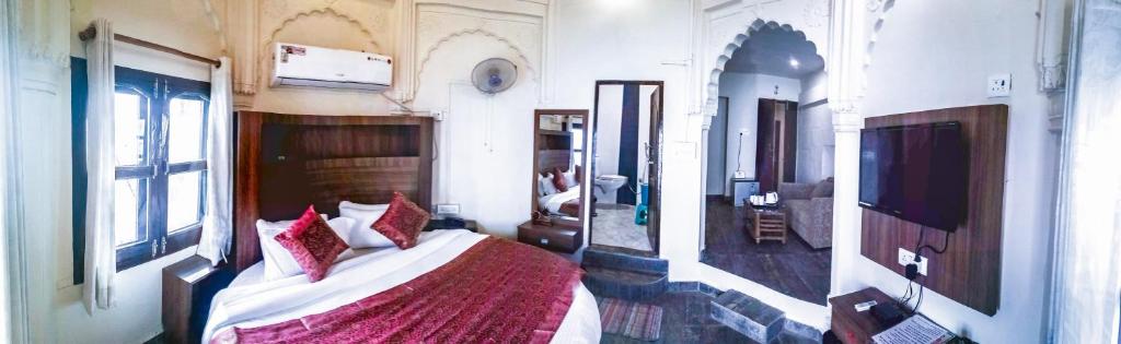 Сьюит (Kashi Suite with Balcony and River View (Darshan Assistance for Kashi Vishwanath Temple Available)) отеля Palace On Steps, Варанаси