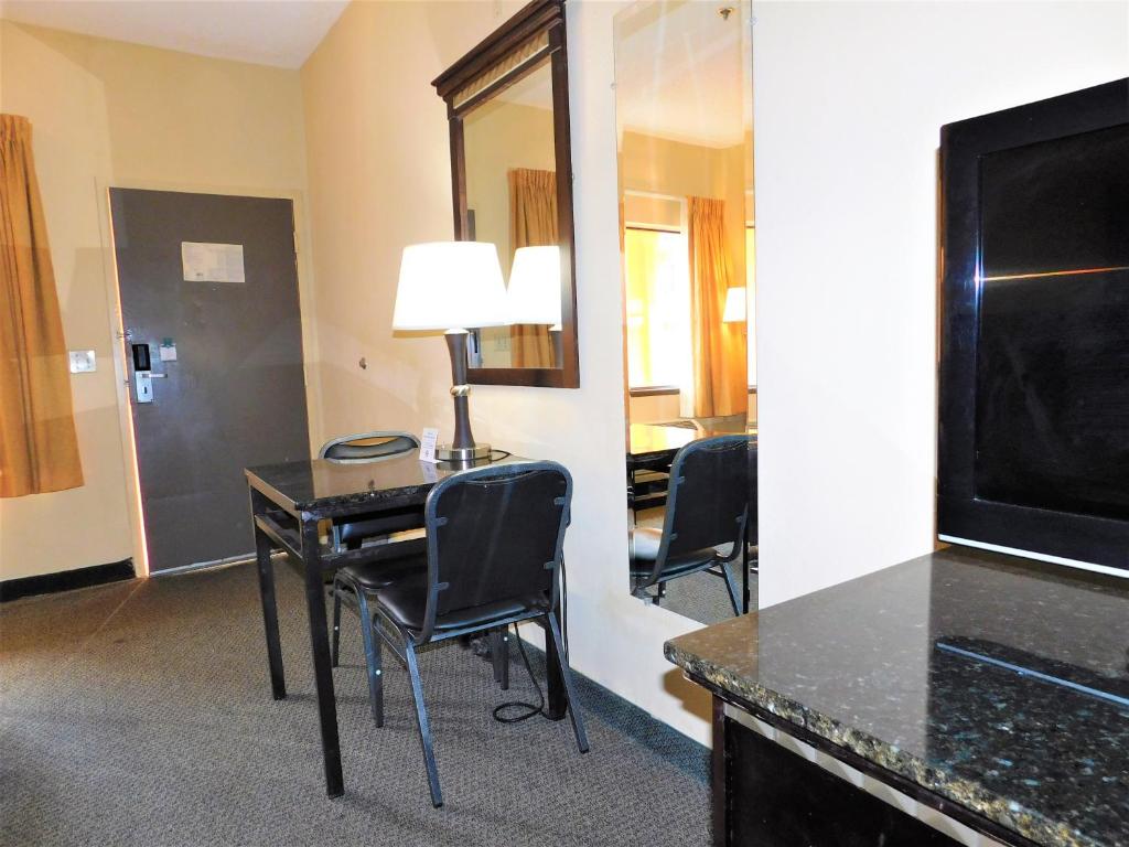 Сьюит (King Suite - Accessible/Non-Smoking), Quality Suites Orlando Close to I-Drive