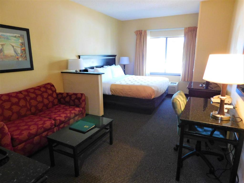 Сьюит (King Suite - Accessible/Non-Smoking), Quality Suites Orlando Close to I-Drive