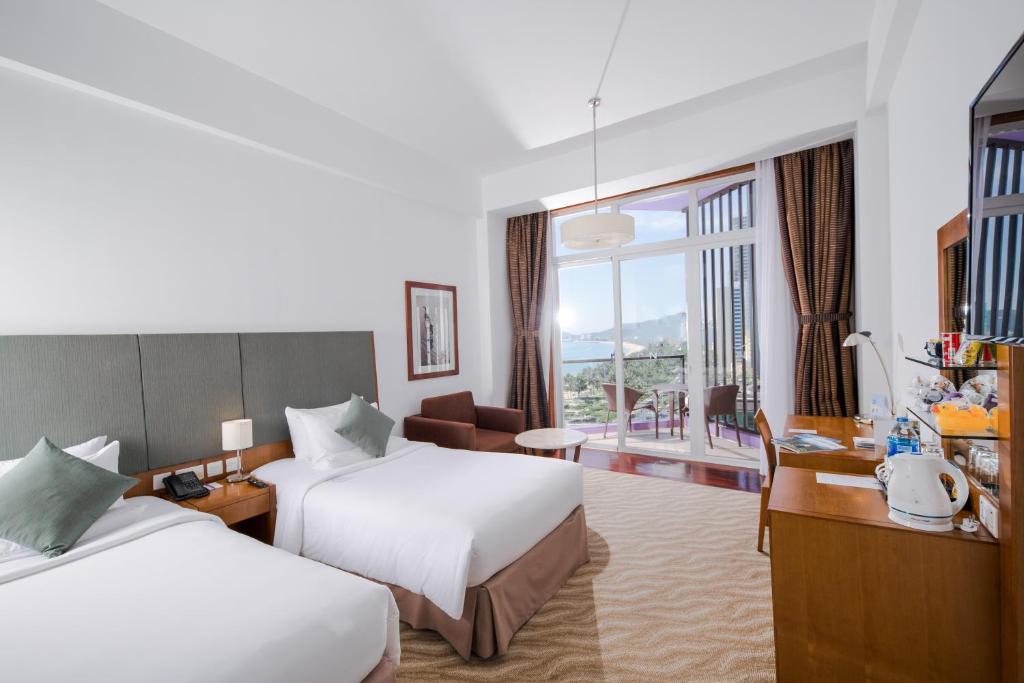 Двухместный (Улучшенный двухместный номер с 2 отдельными кроватями) отеля Hotel Novotel Nha Trang, Нячанг