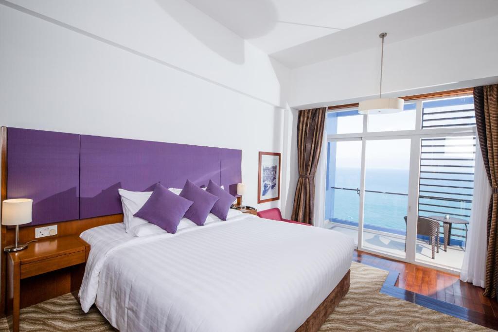 Двухместный (Представительский номер с кроватью размера «king-size») отеля Hotel Novotel Nha Trang, Нячанг