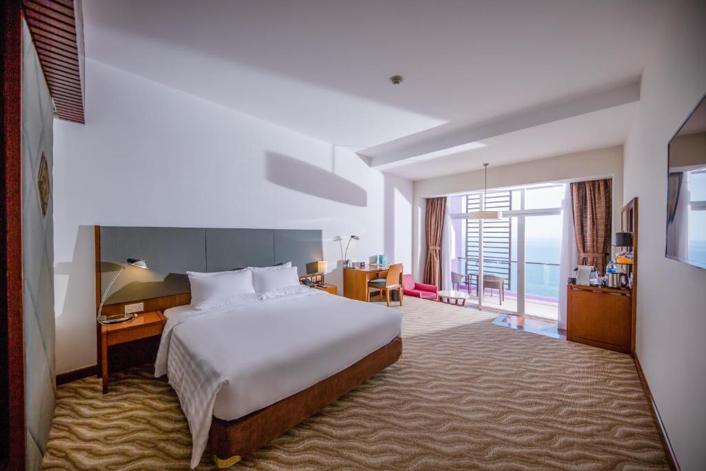 Двухместный (Двухместный номер Делюкс с 1 кроватью) отеля Hotel Novotel Nha Trang, Нячанг