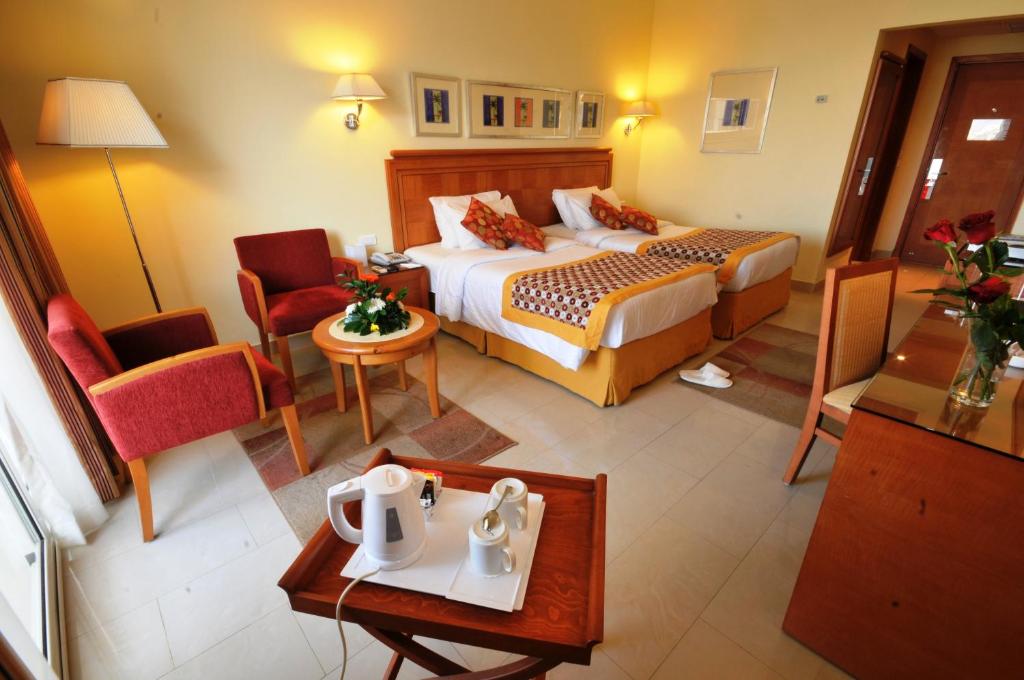 Двухместный (Клубный номер Royal с видом на море и бассейн) курортного отеля Helnan Marina Sharm Hotel, Шарм-эль-Шейх