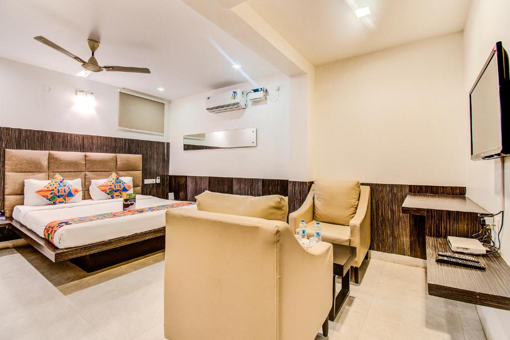 Трехместный ([Sanitised]Executive Triple Room) отеля FabHotel Capital Residency Brigade Rd, Бангалор