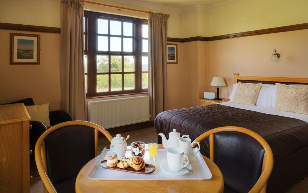Сильвер номер. Silver Tassie. Rigas birza серебристая комната. Silver Hotel Photoshop.