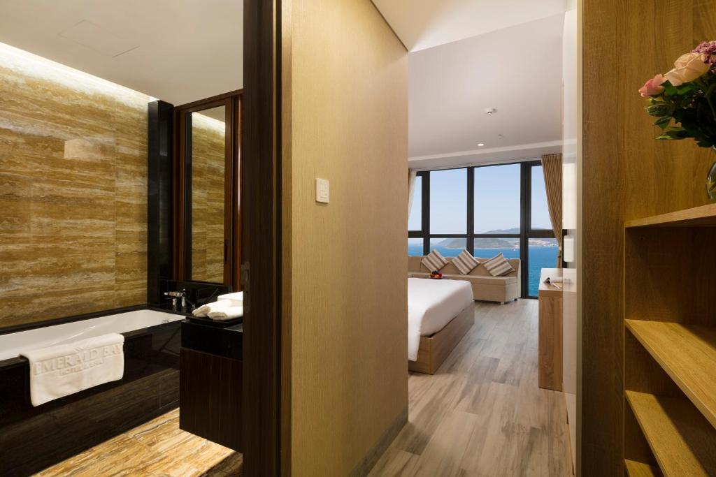 Одноместный (Одноместный номер Делюкс с видом на море) отеля EMERALD BAY HOTEL & SPA, Нячанг
