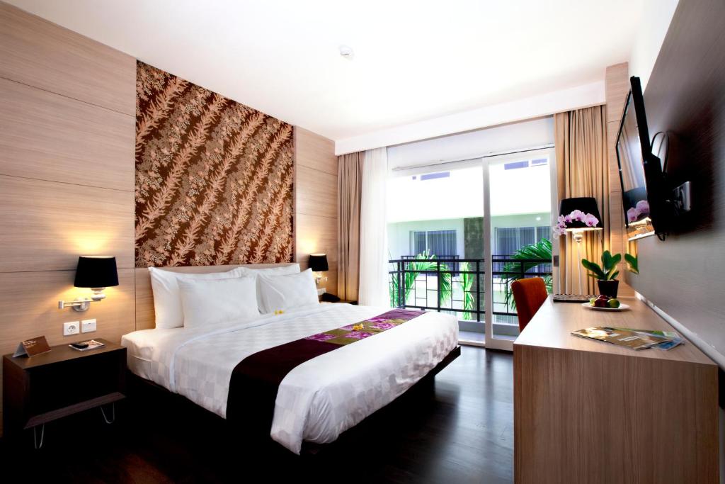 Двухместный (Двухместный номер Делюкс с 1 кроватью или 2 отдельными кроватями и балконом) отеля b Hotel Bali & Spa, Денпасар
